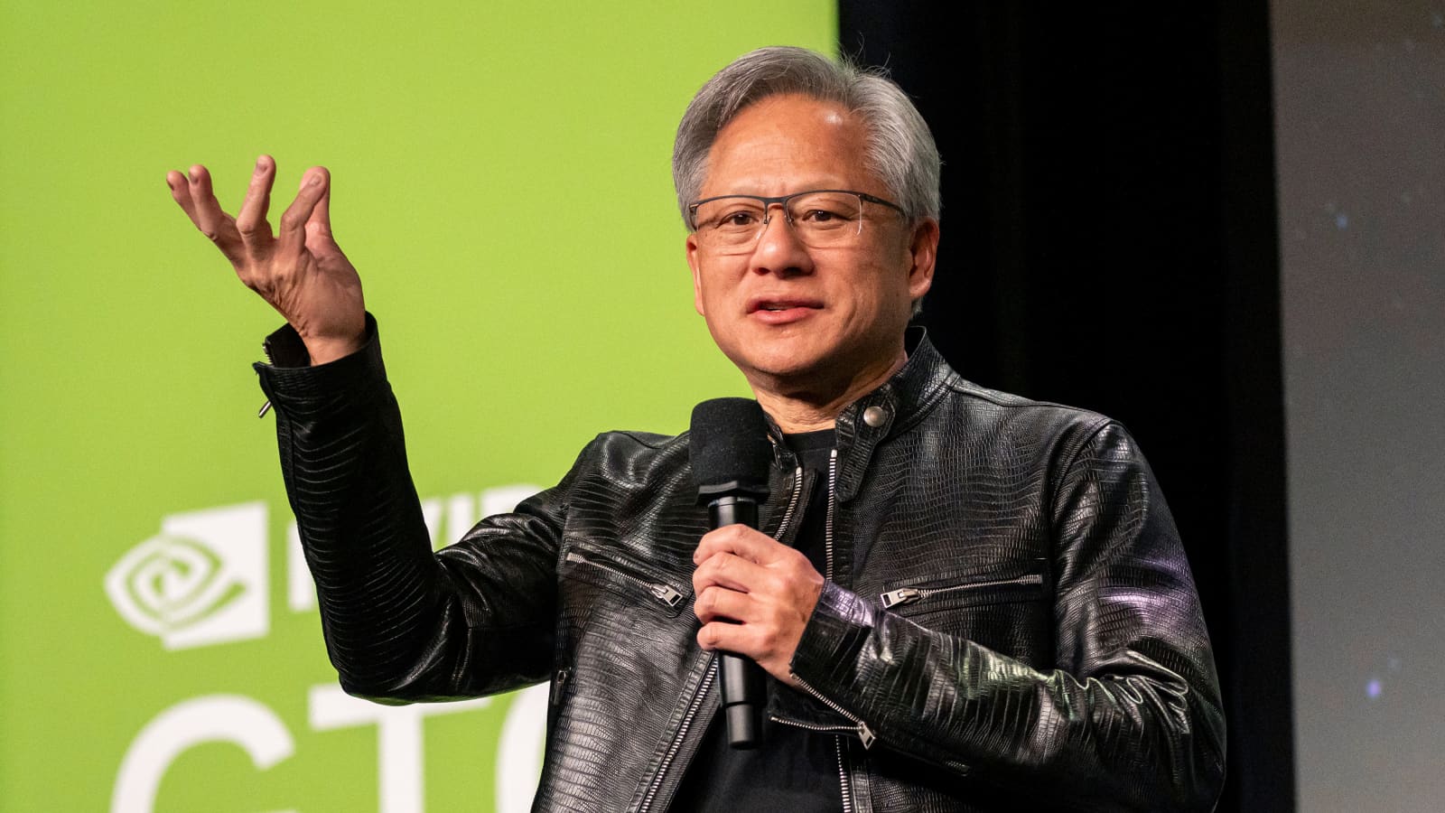 CEO Nvidia ชี้ชัด AI ทำงานดีกว่า 1000 เท่า แต่ยังแทนที่มนุษย์ไม่ได้