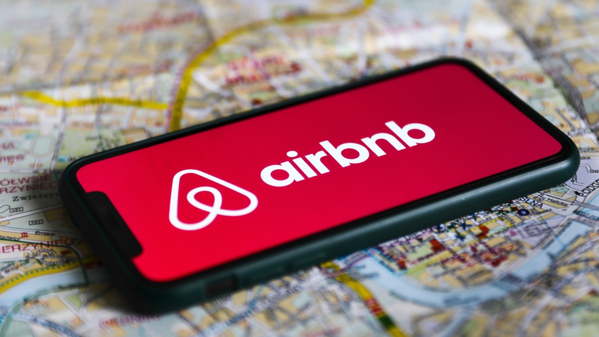 หลอกจองที่พัก Airbnb มาแรง! AI & Social Media อยู่เบื้องหลัง?
