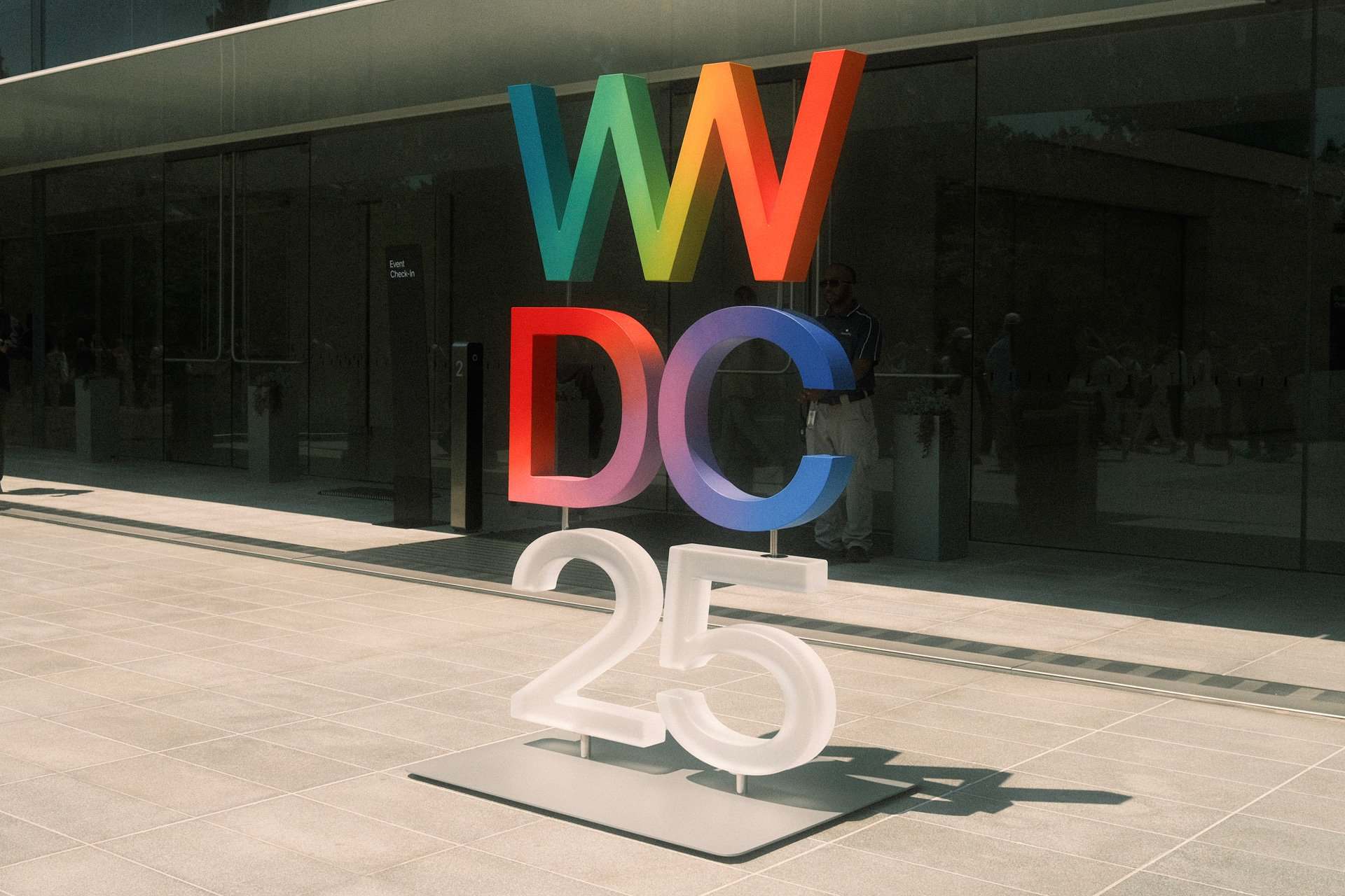 Apple WWDC 2025 Unveiled: Liquid Glass & AI อัจฉริยะ ปฏิวัติ iOS 26 และ macOS Tahoe!