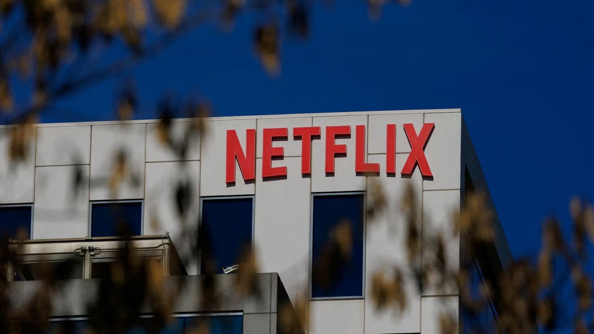 Netflix ซื้อ Warner Bros แล้วหนังยังฉายโรงไหม? Sarandos ยืนยัน 2025